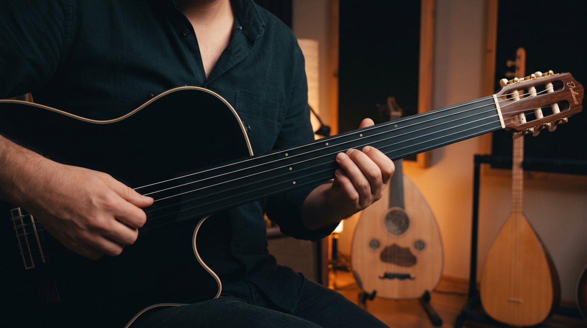 Perdesiz gitar nedir ve klasik gitardan farkı nedir?